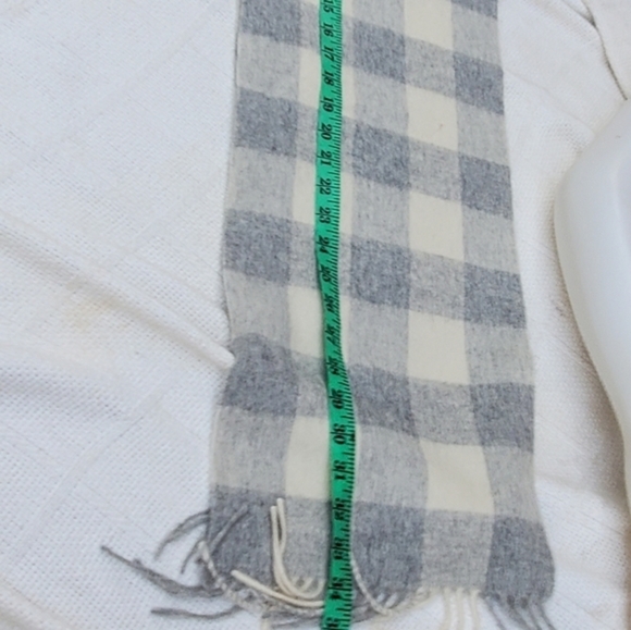 Uniqlo‎ gray plaid scarf - Picture 2 of 8
